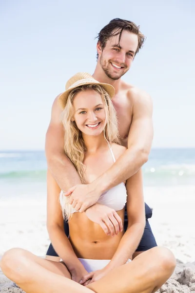 Retrato de jovem casal abraçando na praia — Fotografia de Stock