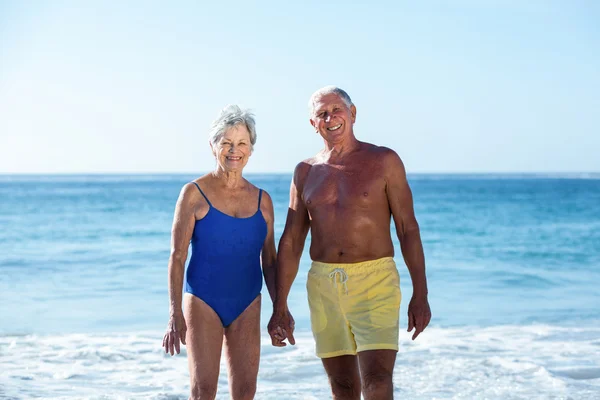 Senior couple posing on the water — Stock Photo, Image