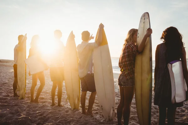 Glückliche Freunde, die mit Surfbrettern Schlange stehen — Stockfoto