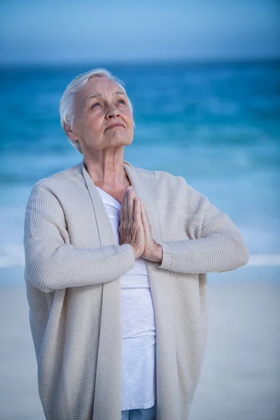 Старшая женщина расслабляется со связанными руками — стоковое фото