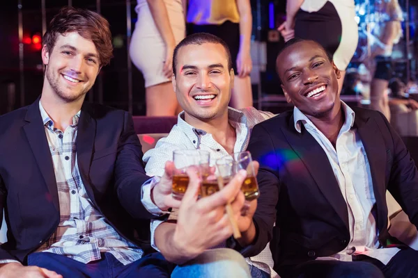 Happy vänner rosta med alkohol — Stockfoto