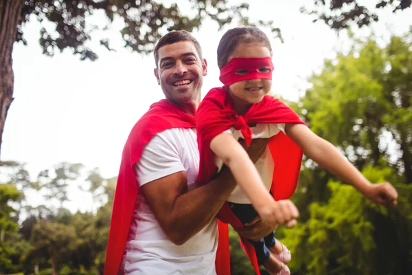 Vader en dochter doen alsof ze superheld — Stockfoto