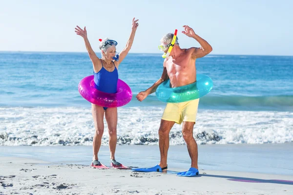 Casal sénior com equipamento de praia — Fotografia de Stock