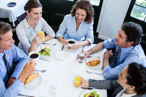 Mensen uit het bedrijfsleven hebben vergadering in restaurant — Stockfoto