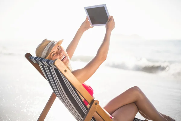 Szczęśliwa kobieta rozmawia selfie na cyfrowym tablecie — Zdjęcie stockowe