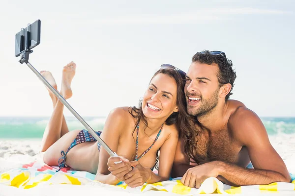 Selfie biorąc para na plaży — Zdjęcie stockowe