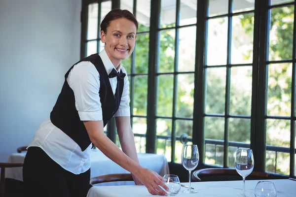 Kelnerka ustawienie stołu — Zdjęcie stockowe