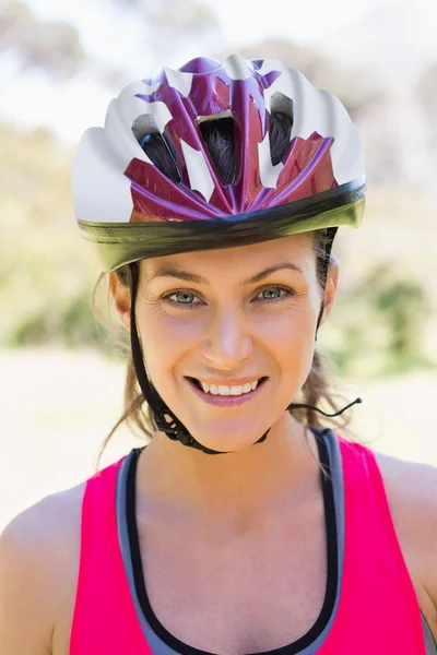 Adatta donna sorridente che indossa casco — Foto Stock