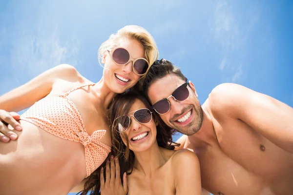 Amigos felizes se divertindo na praia — Fotografia de Stock