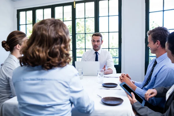 Zakenman aan het praten in zakelijke bijeenkomst — Stockfoto