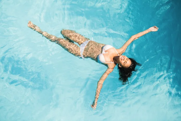 Bella donna in bikini bianco galleggiante — Foto Stock