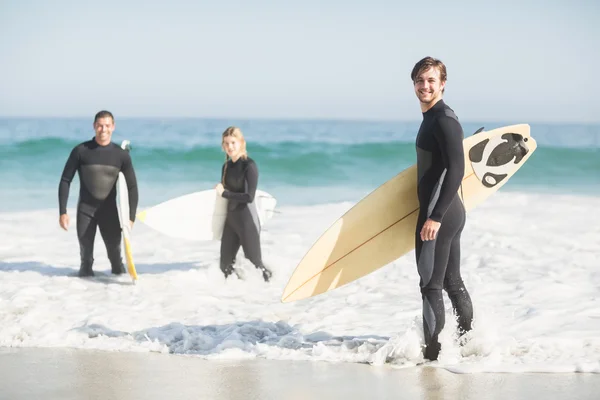 Surferfreunde mit Surfbrett — Stockfoto