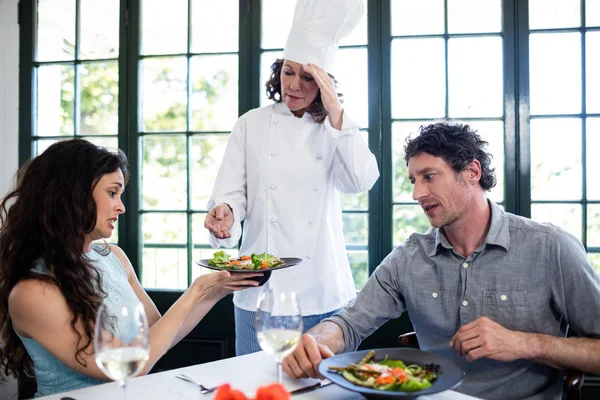 Couple complaining about food to chef — Stock Photo, Image