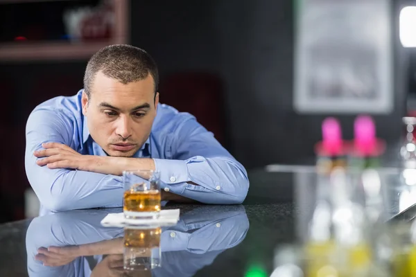 Depressiver Geschäftsmann blickt auf Whiskygläser — Stockfoto