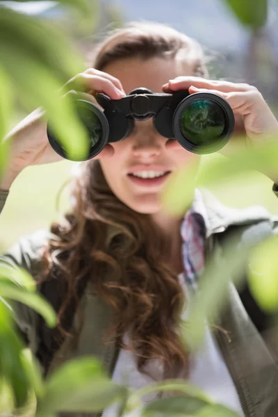 Donna con binocolo — Foto Stock