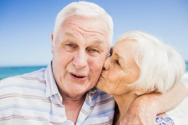 Senior mulher beijando homem sênior — Fotografia de Stock