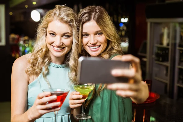 Lachende vrienden nemen een selfie — Stockfoto