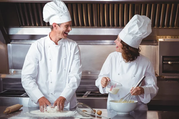 Fokussierter Koch bereitet einen Kuchen zu — Stockfoto