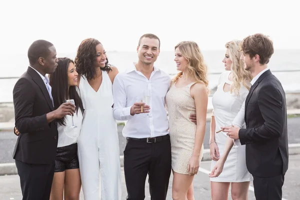 Gente bien vestida posando junto a una limusina —  Fotos de Stock