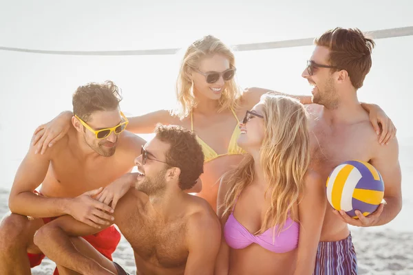 Amigos jogando vôlei de praia — Fotografia de Stock