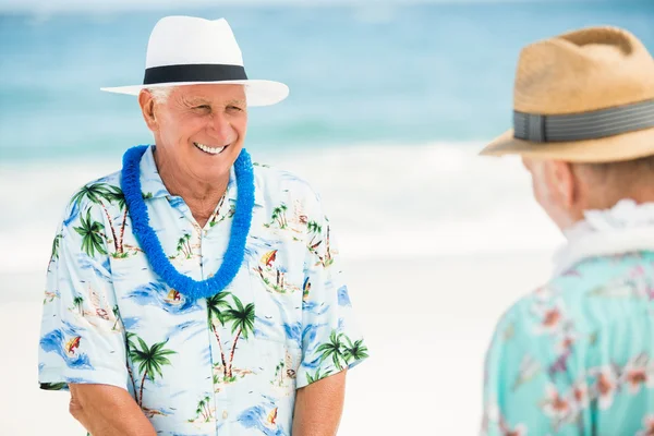 Äldre män som stod på stranden — Stockfoto