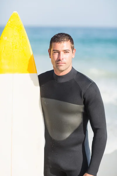 Man håller surfbräda på stranden — Stockfoto