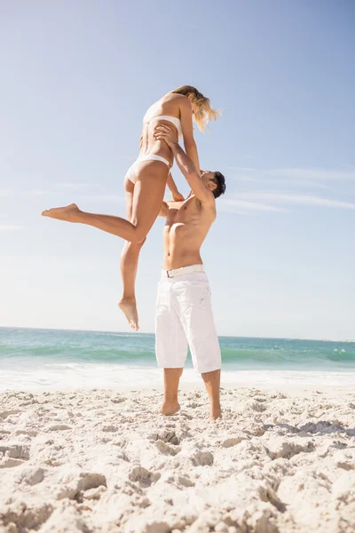 Fidanzato lifting suo fidanzata — Foto Stock