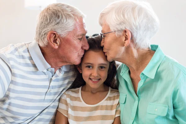 Mormor och grand far med sina barnbarn — Stockfoto