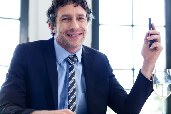 Zakenman met mobiele telefoon — Stockfoto