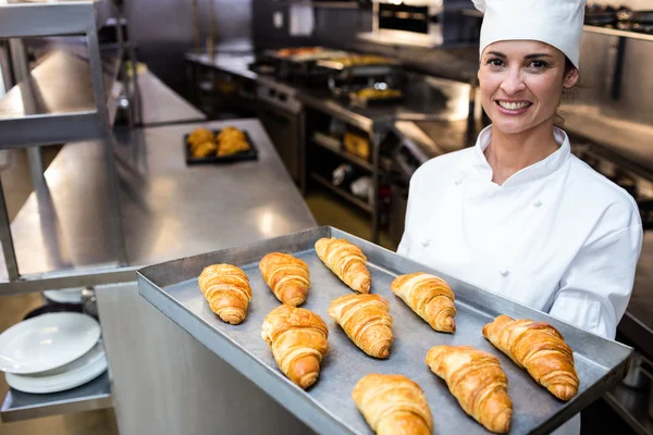 Bandeja de segurando chef de croissants — Fotografia de Stock