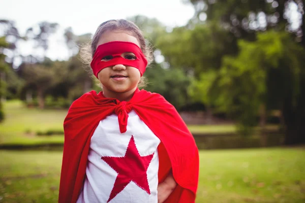 Ritratto di ragazza in costume da supereroe — Foto Stock