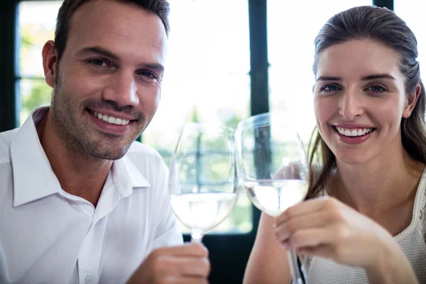 Un par de copas de vino tostadas en la mesa — Foto de Stock