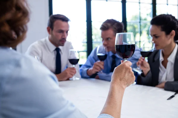 Los empresarios beber copas de vino —  Fotos de Stock