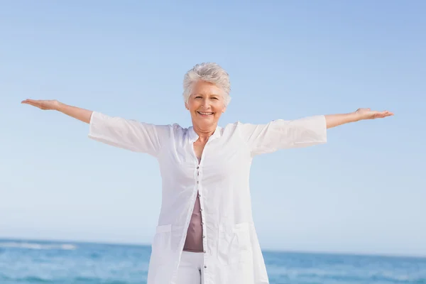 Lässige Seniorin mit ausgestreckten Armen — Stockfoto