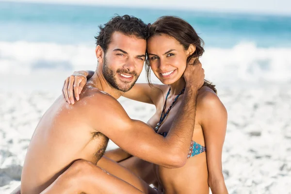 Niedliches Paar, das sich am Strand umarmt — Stockfoto