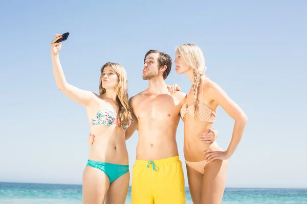 Jonge vrienden nemen van een selfie op het strand — Stockfoto