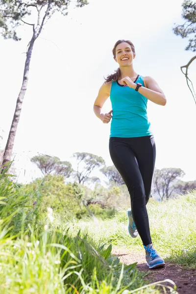 Leende kvinna jogging — Stockfoto