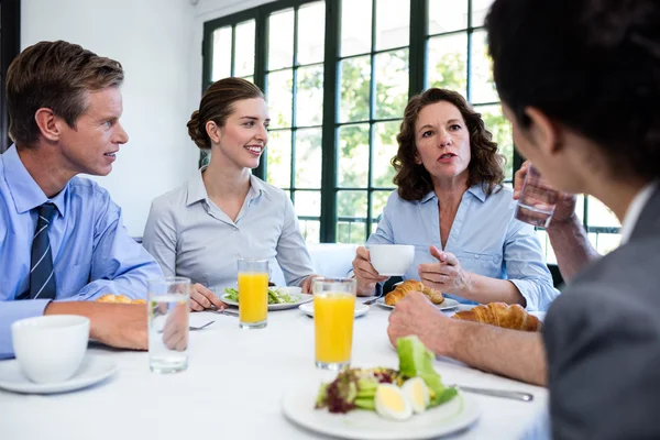 Mensen uit het bedrijfsleven hebben vergadering in restaurant — Stockfoto