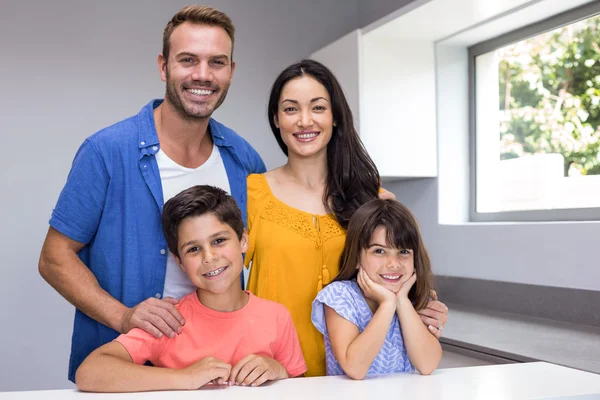 Glad familj i vardagsrummet — Stockfoto