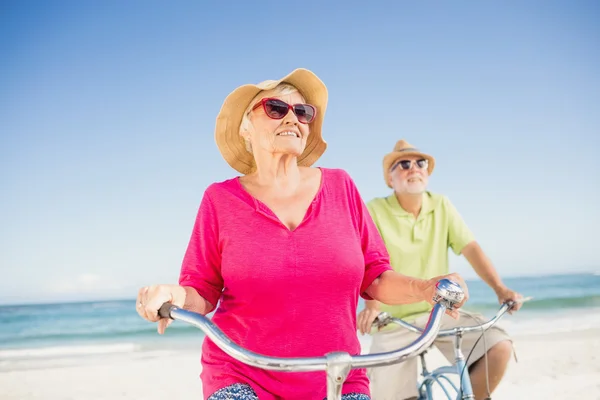 Couple sénior en balade à vélo — Photo