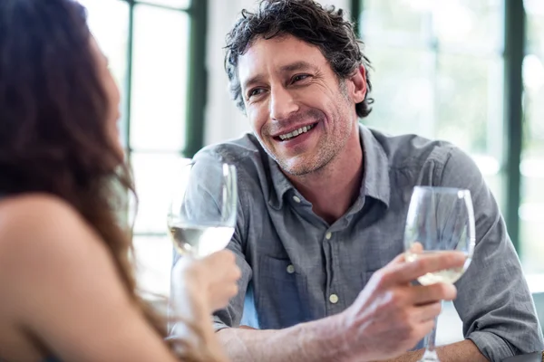 Pareja sosteniendo copas de vino —  Fotos de Stock