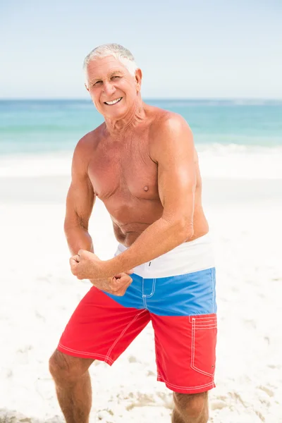 Homme âgé posant avec ses muscles — Photo