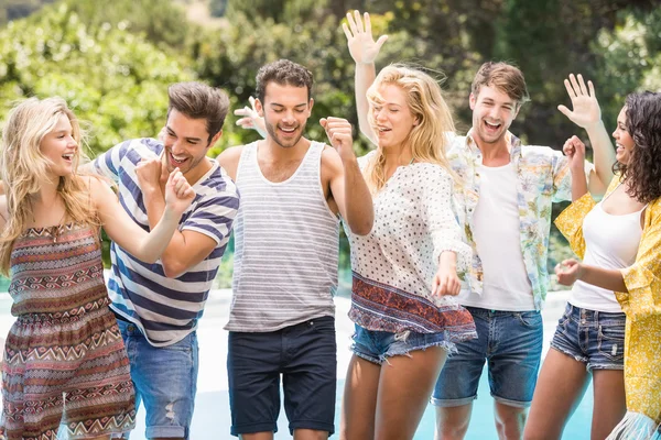 Grupo de amigos felices bailando cerca de la piscina — Foto de Stock
