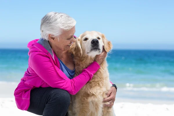 Leuke rijpe vrouw haar hond aaien — Stockfoto