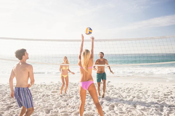 Amigos jugando voleibol playa — Foto de Stock