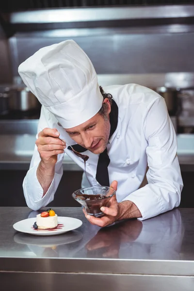 Chef setzt Schokoladensoße auf ein Dessert — Stockfoto