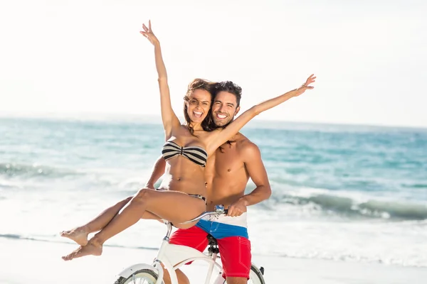 Пара їде на велосипеді на пляжі — стокове фото