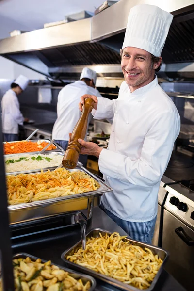 Chef-kok slijpen peper over pasta — Stockfoto