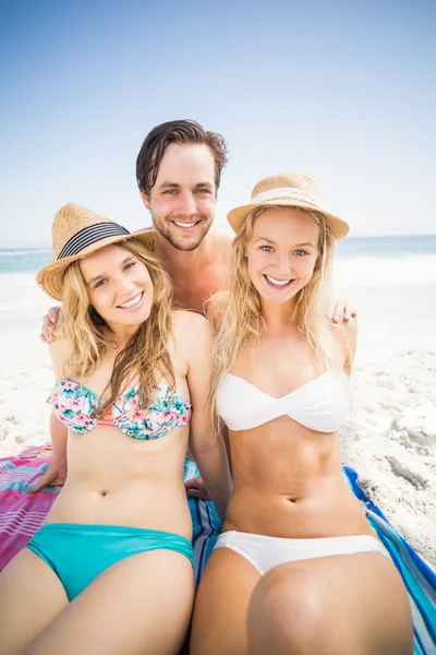 Portret van jonge vrienden op het strand — Stockfoto