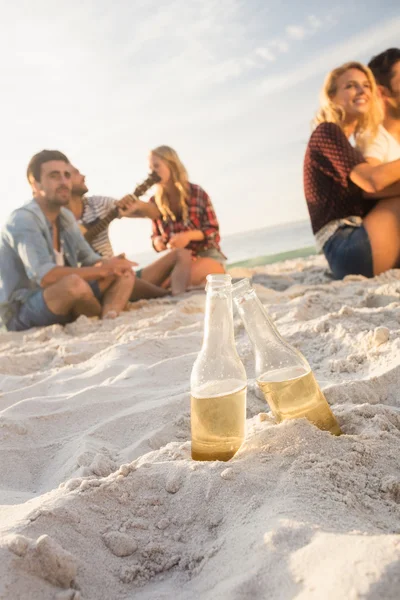 Lächelnde Freunde auf Sand — Stockfoto